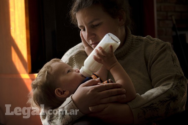 Por lo general, cuando los padres se separan es uno de ellos el que tiene el cuidado: la madre. Es allí donde se tiene el derecho de exigir legalmente que el otro progenitor colabore. 